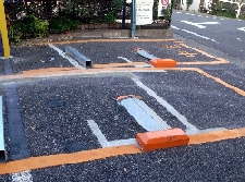 ロック板（駐車場機器）上昇・下降します。